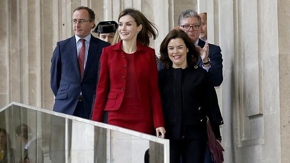 La reina (c.), junto a Sáenz de Santamaría (d) y Alfonso Alonso (i), durante su visita al Palacio Real. 