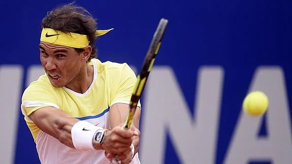 Nadal golpea de revés