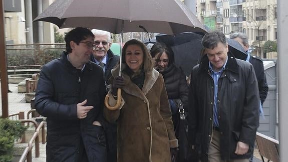 María Dolores de Cospedal (c), junto al secretario autonómico, Alfonso Fernández Mañueco (i), y el presidente provincial, Francisco Vázquez (d), en Segovia.