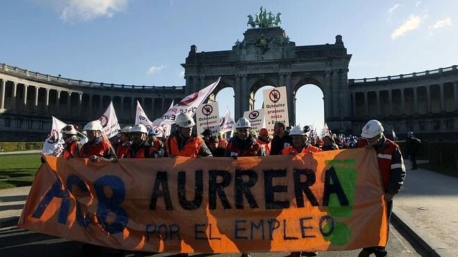 Trabajadores de la ACB de Sestao, el pasado lunes durante la manifestación en Bruselas para protestar por el posible reconocimiento de China como economía de mercado.