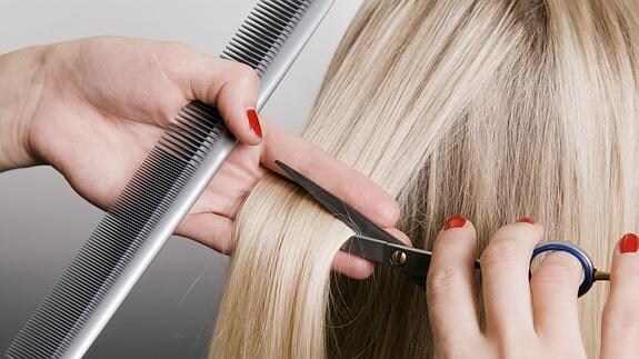 Los expertos recomiendan cortar las puntas cada 2 o 3 meses para mantenerlas sanas y aportar vitalidad y fuerza al cabello. 