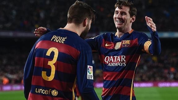 Pique (i) celebra su gol con Messi. 