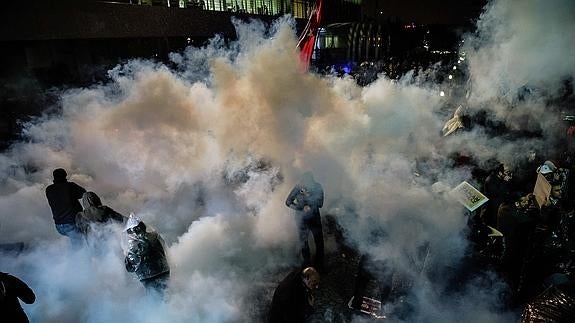 La policía turca dispersa con gases lacrimógenos y cañones de agua las protestas en Estambul.