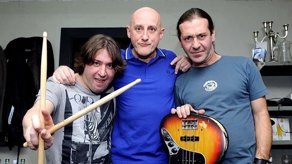 Alejandro 'Espina', a la derecha, con su banda Ilegales.