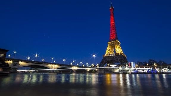 La Torre Eiffel, iluminada.