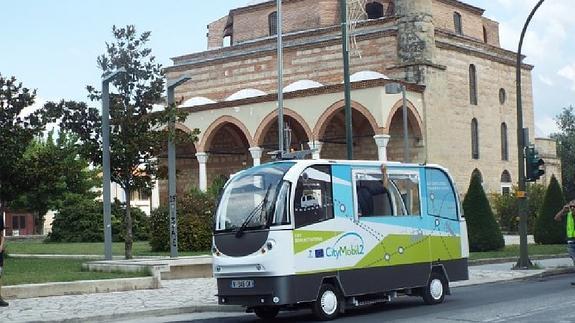 El autobús sin conductor circulando por la ciudad griega de Trikala,