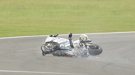 Yonny Hernández cae en pista con la Ducati. 
