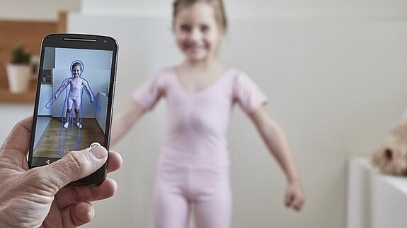 Con solo dos fotos la app mide a la niña en 3D.
