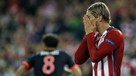 Torres se lamenta ante el Bayern.