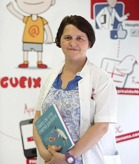 Amalia Arce, con su libro, fruto del éxito de su blog Diario de una mamá pediatra. 