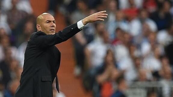 Zinedine Zidane, dando órdenes. 