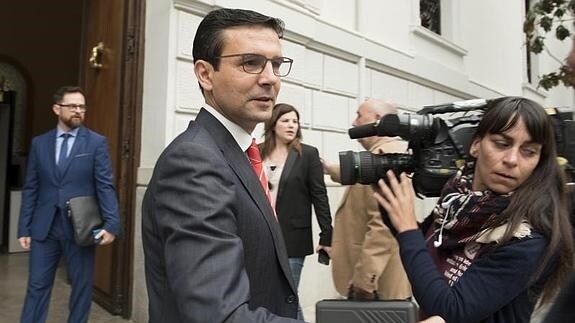 Francisco Cuenca llega al Ayuntamiento de Granada.