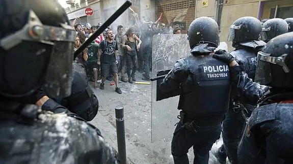Manifestantes y antidisturbios durante los incidentes del domingo en el barrio de Gràcia.
