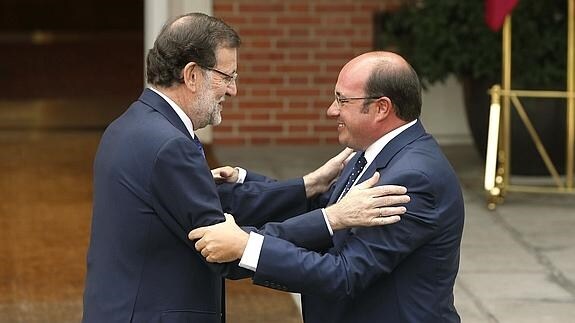 Rajoy saluda a Sánchez en La Moncloa. 
