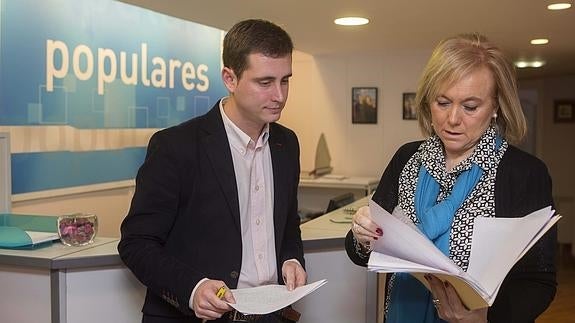 El diputado asturiano David González Medina, junto a la presidenta del PP de Asturias, Mercedes Fernández.