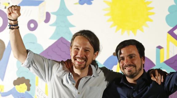 El candidato de Unidos Podemos a la Presidencia del Gobierno, Pablo Iglesias, y el coordinador de IU, Alberto Garzón (d).