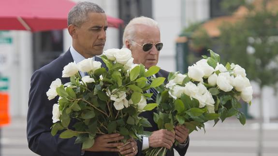 Obama y Biden depositaron, en un pequeño monumento improvisado, 49 flores en honor a las 49 víctimas.