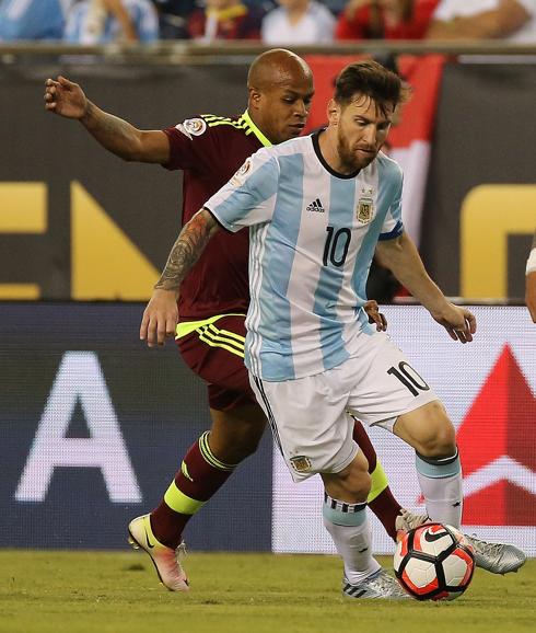 Messi protege el balón.