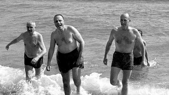 Manuel Fraga, por entonces ministro de Información y Turismo, y Angier Biddle, embajador estadounidense en España, se bañan en la playa de Palomares tras el accidente. 