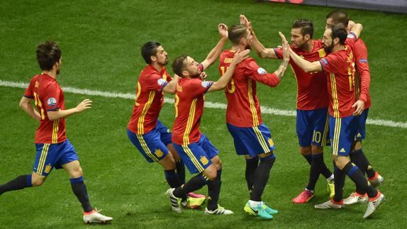 Los jugadores de la selección española celebran el dol. 