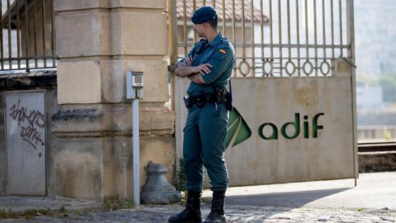 Un guardia civil, durante la operación. 