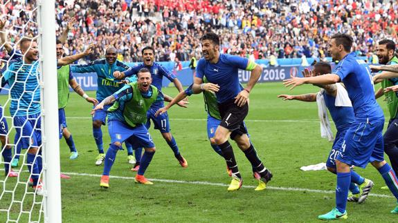 Los jugadores italianos celebran la victoria ante España. 