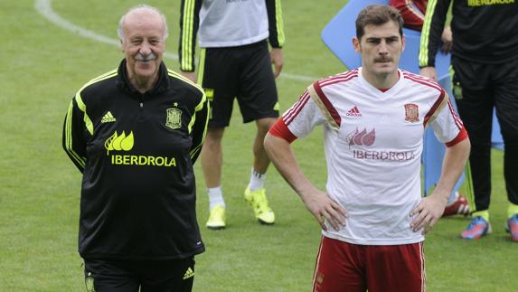 Del Bosque (i) y Casillas. 