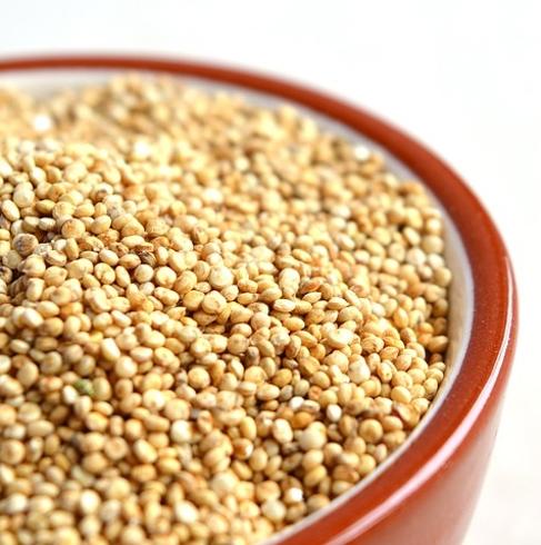 La quinoa en grano se puede usar para elaborar estupendas ensaladas a base de este pseudocereal y langostinos, fresas, pepino y salsa de yogur, o  pollo, mango y canónigos.