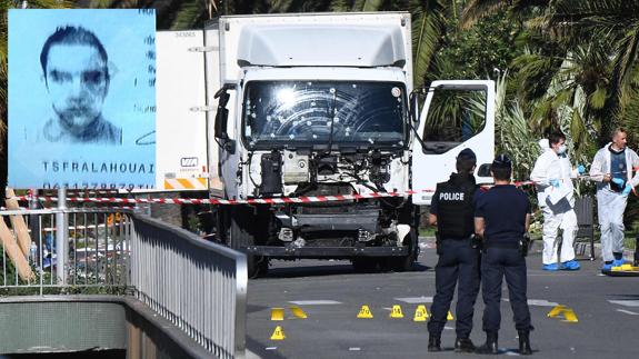 Foto del conductor del camión y de los policías y forenses trabajando en el lugar de la masacre.