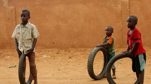 Niños jugando en la calle en Niamey (Nigeria). 