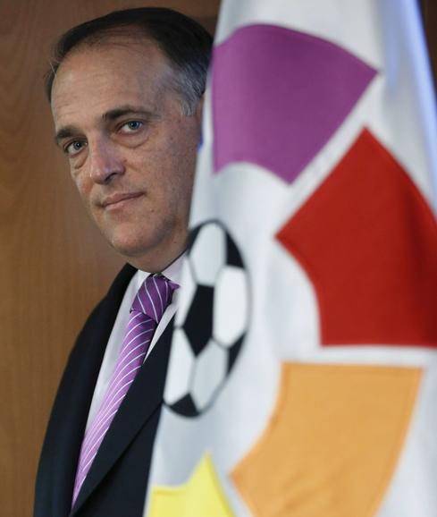 Javier Tebas posa al lado de la bandera de LaLiga. 