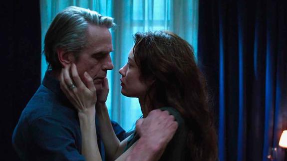 Jeremy Irons y Olga Kurylenko, en 'La correspondencia'.