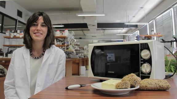 Laura García posa junto al nuevo utensilio de cocina.
