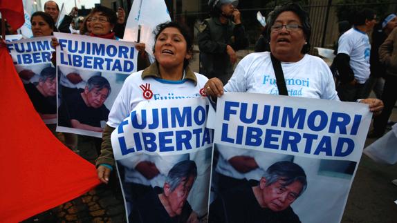 Manifestantes piden el indulto de Alberto Fujimori.