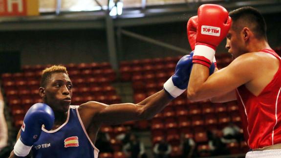 Youba Sissokho (izq), durante un combate. 