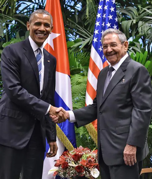 Barack Obama estrecha la mano de Raúl Castro. 