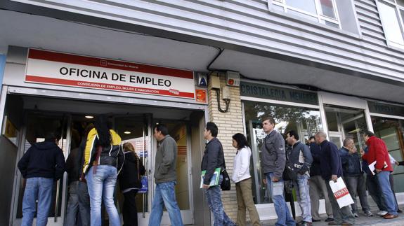 Colas ante una oficina de empleo. 