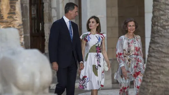 Don Felipe y Doña Letizia, y la reina Sofía durante la recepción anoche en la Almudaina. 