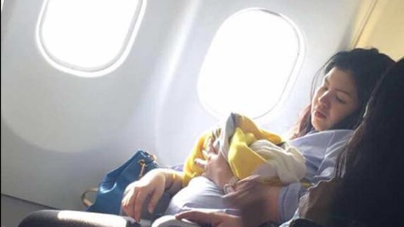 La madre con su bebé recien nacido en el avión.