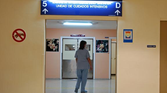 Entrada a la UCI del Hospital de Vitoria.