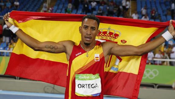Orlando Ortega celebra su plata olímpica con la bandera de España. 