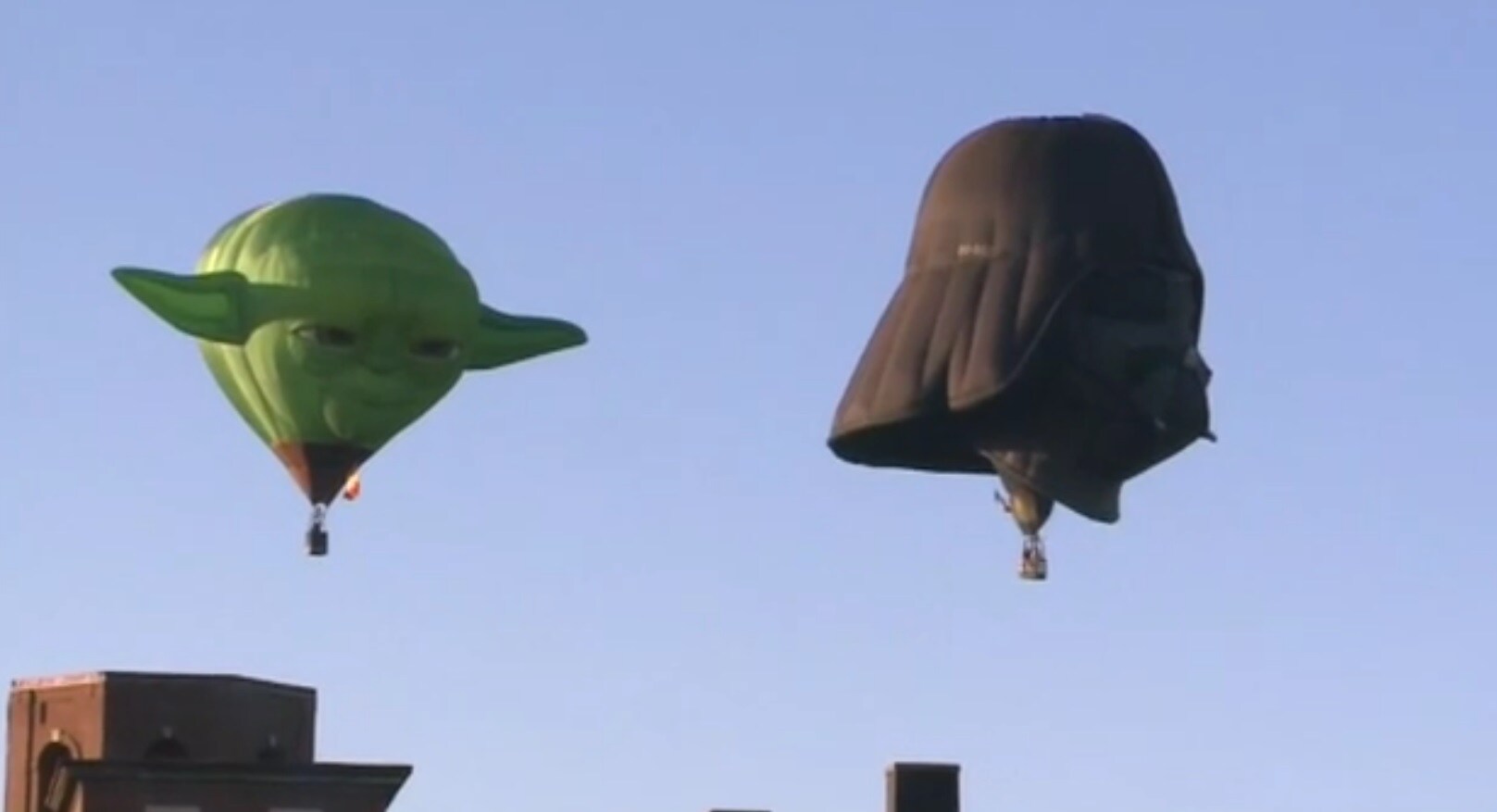 Yoda y Darth Vader sobrevolando el cielo de Maine. 