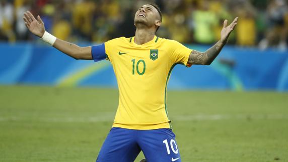 Neymar celebra el campeonato. 