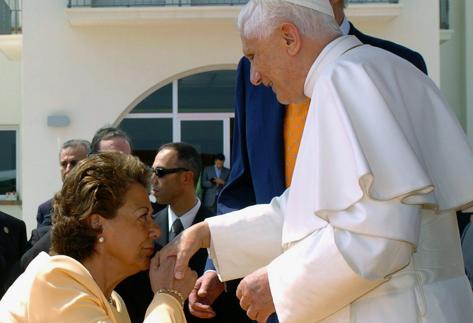 La exalcaldesa de Valencia, Rita Barberá, saluda a Benedicto XVI durante la visita de 2006.