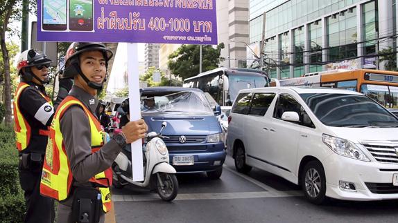 La 'Policía Pokémon Go' en una de las avenidas de Bangkok. 