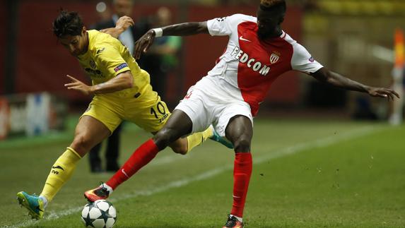 Bagayoko protege el balón ante Pato. 