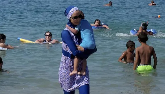 Una mujer con su burkini en Marsella.  