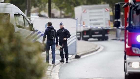La Policía, a las puertas del Instituto Nacional de Criminalística y Criminología de Bruselas. 