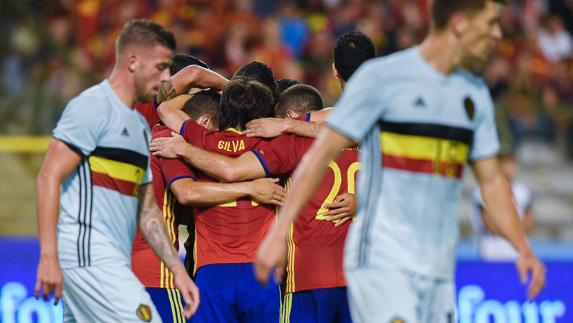 Los españoles celebran el primer gol de David Silva. 