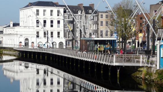 Una calle de Cork al lado de uno de los canales que forma el río Lee.